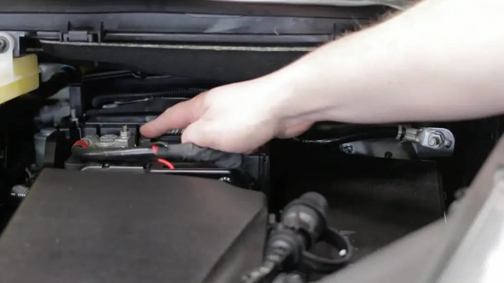 How to Put Jumper Cables on a Ford Escape